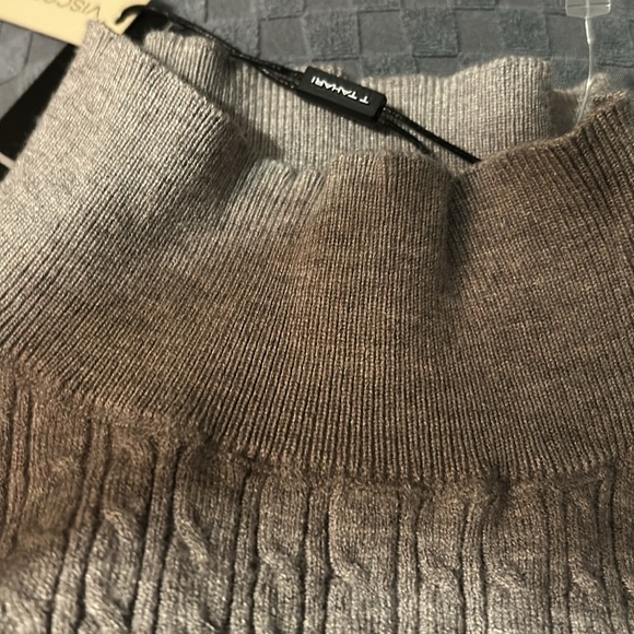 T TAHARI. NWT. a viscose blend, size S/P grey, short sleeve mock turtleneck. - Picture 8 of 11